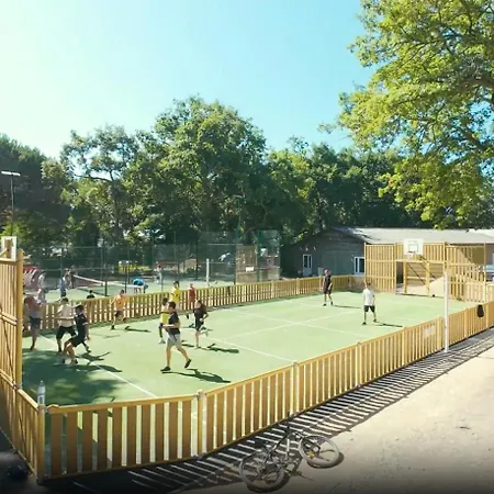 Germaine Les Pieds Dans L'eau