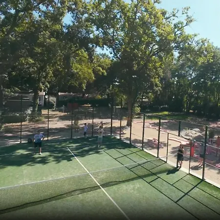 Germaine Les Pieds Dans L'eau *