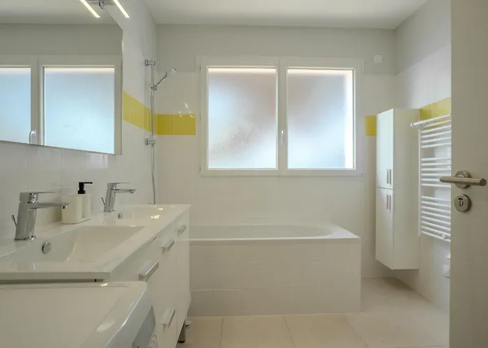 Germaine Les Pieds Dans L'eau Feriehus